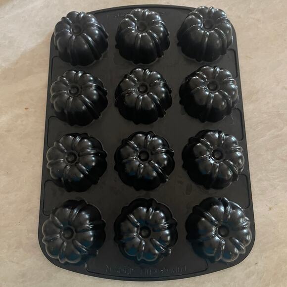 Nordic Ware mini Bundt pan - Picture 1 of 5